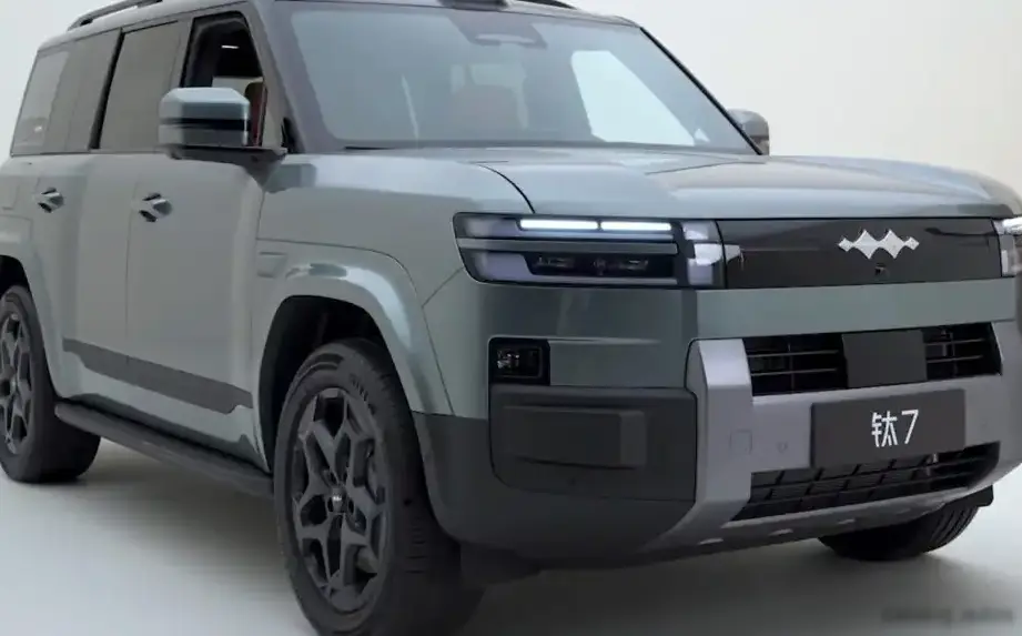 2025 Fangchengbao Titanium 7 1.5T 26.6 kWh (428 Hp) Plug-in Hybrid E-CVT